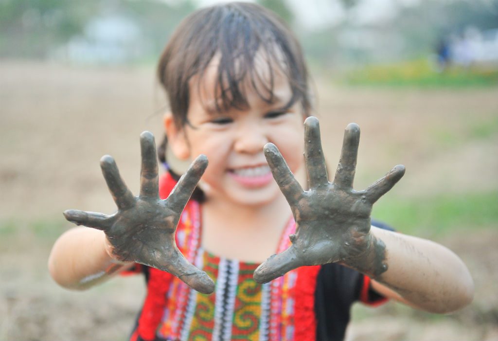 BRINCAR LIVRE: MÃOS NA TERRA
